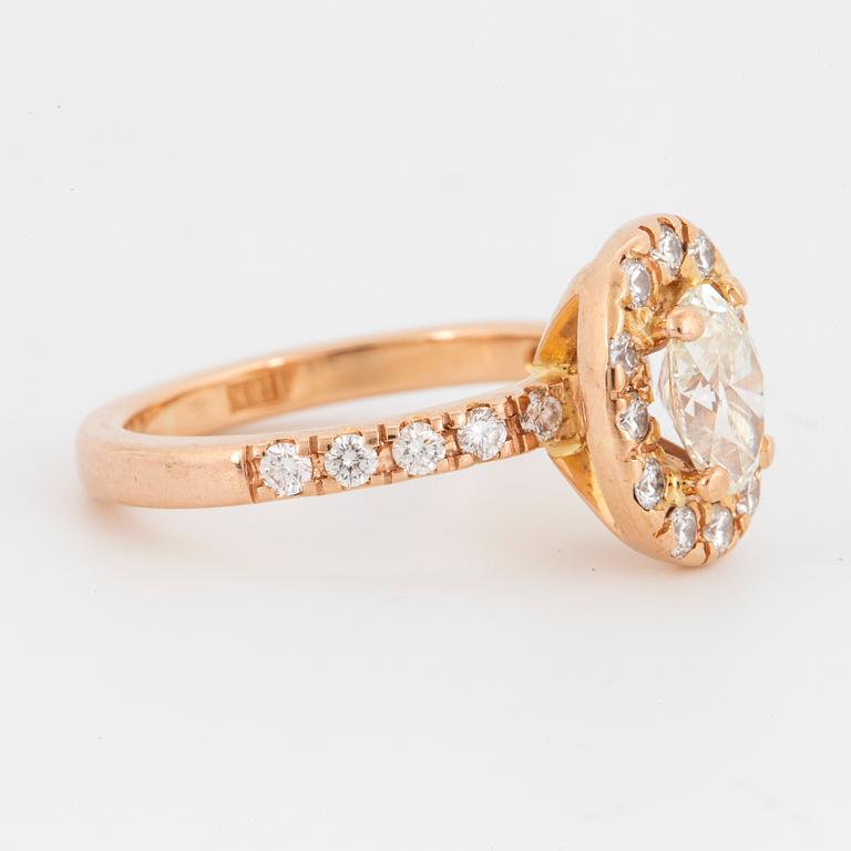 18K rose gold and 1 oval diamond and round brilliant-cut diamonds.