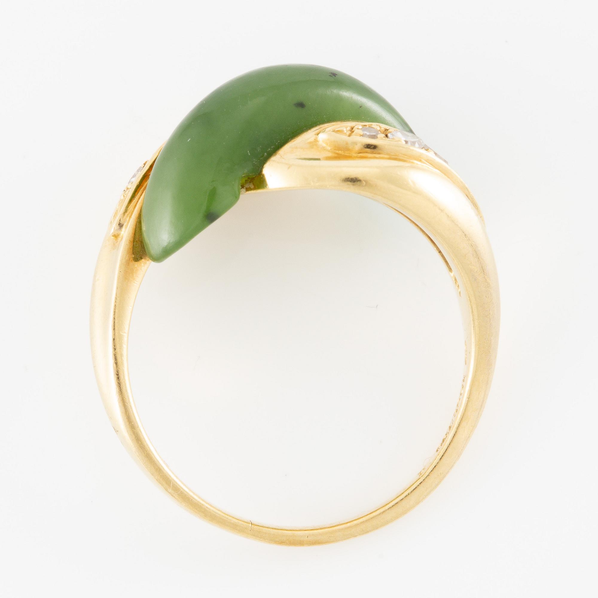Ring, 18K gold with nephrite and octagon-cut diamonds, Grosse, Germany.