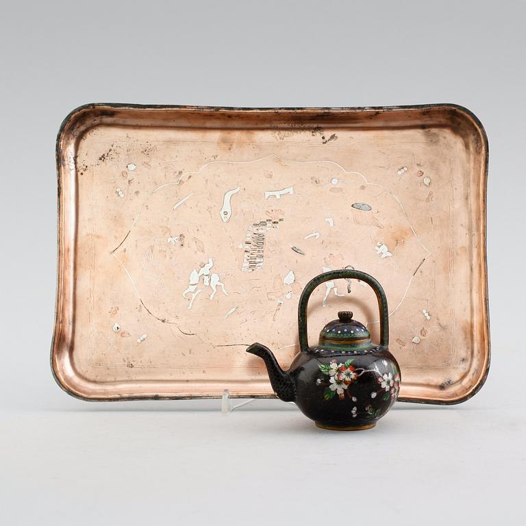 BRICKA SAMT VINKANNA, koppar samt emalj, Kina, 1800-/1900-tal.