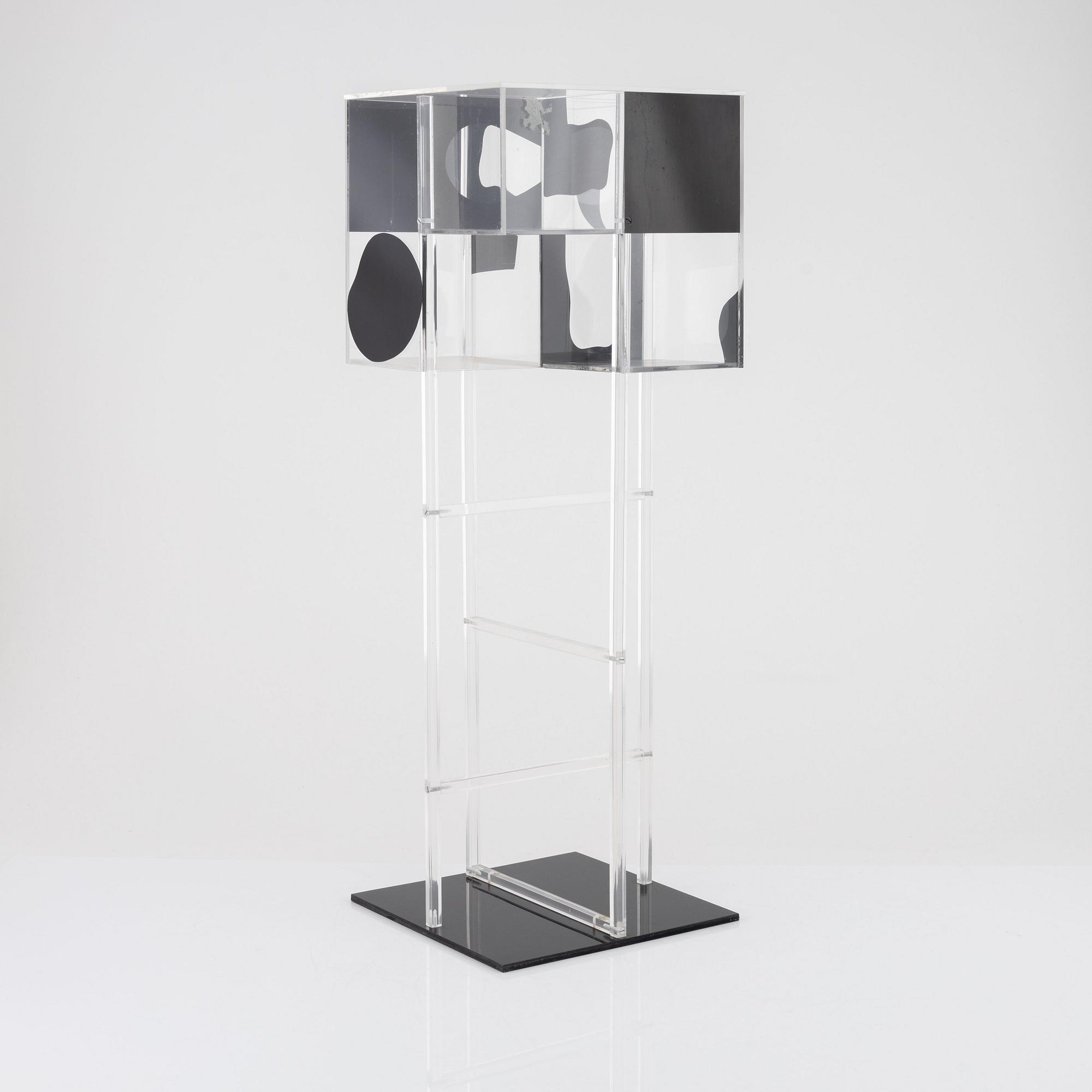 Gösta Wallmark, skulptur, plexiboxar och pinnar. Klarglas och svart.