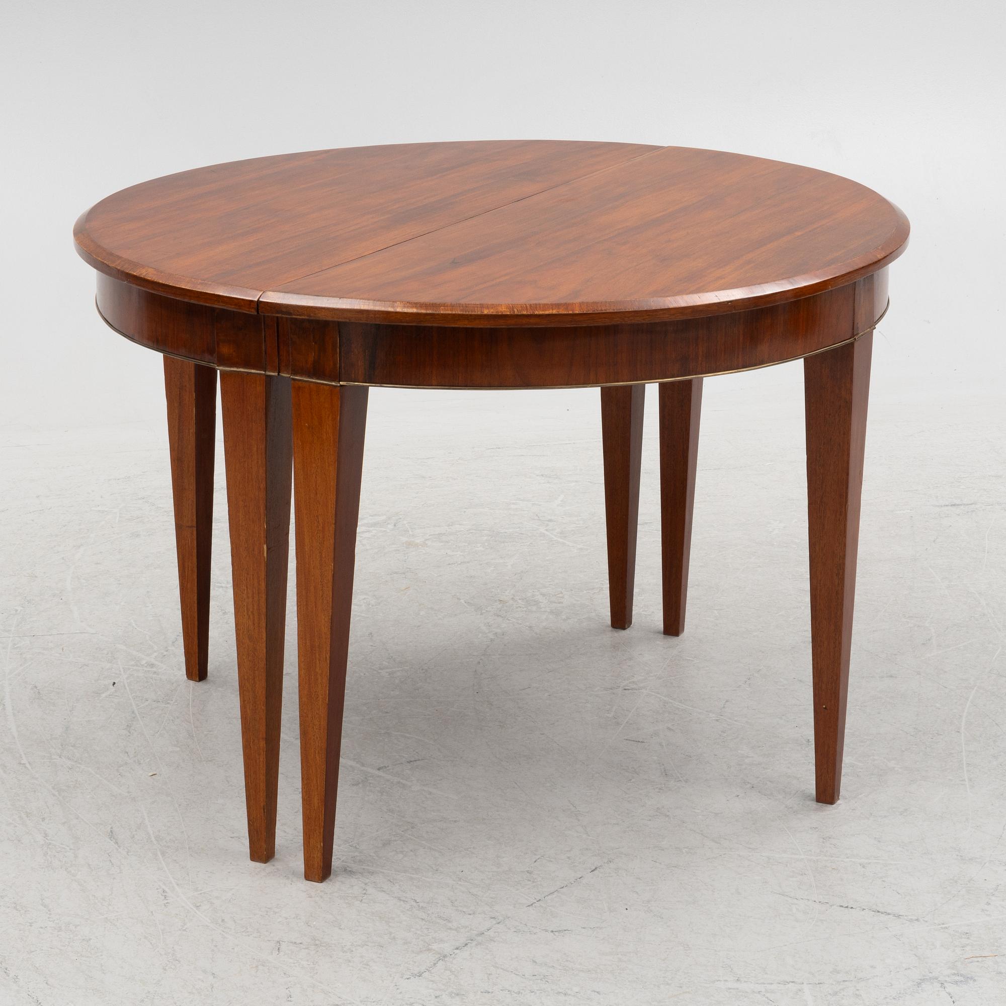 A dining table, 19th century.
