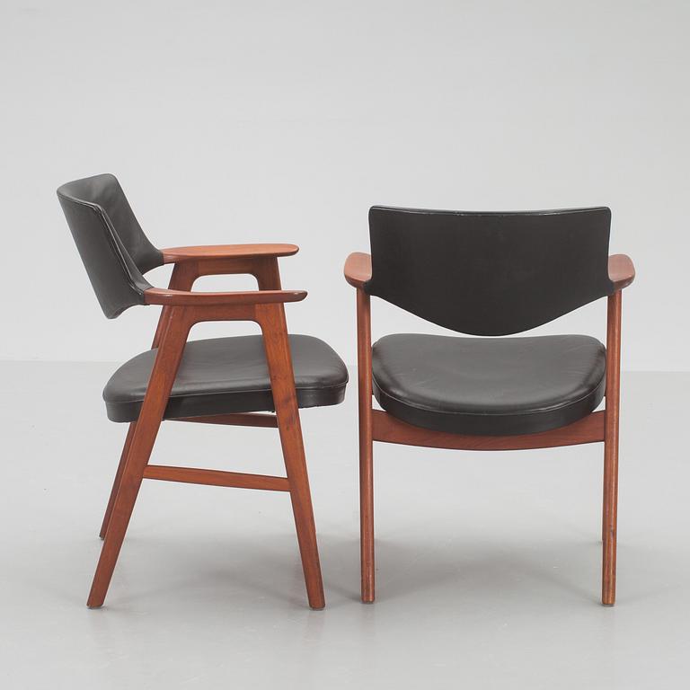 KARMSTOLAR, ett par, Erik Kirkegaard, Höng Stolefabrik, Danmark, märkta.