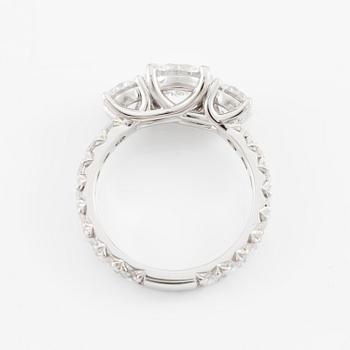 Ring, trestensring, 18K vitguld med briljantslipade diamanter.
