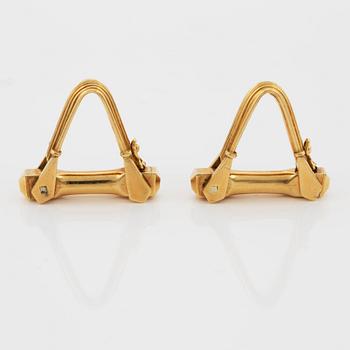 A pair of 18K gold cufflinks.