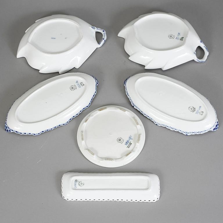 SERVISDELAR, 13 st. "Musselmalet", Royal Copenhagen. Modell "Helblond" och "Halvblond". 1800-talets mitt-1900-tal.