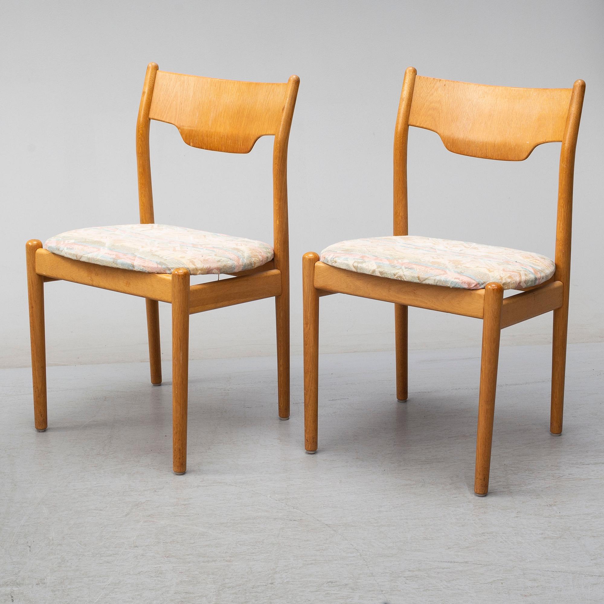 EDVARD KINDT-LARSEN, dining table and four chairs, Säffle Möbelfabrik, 1960s. 2 leaves included.