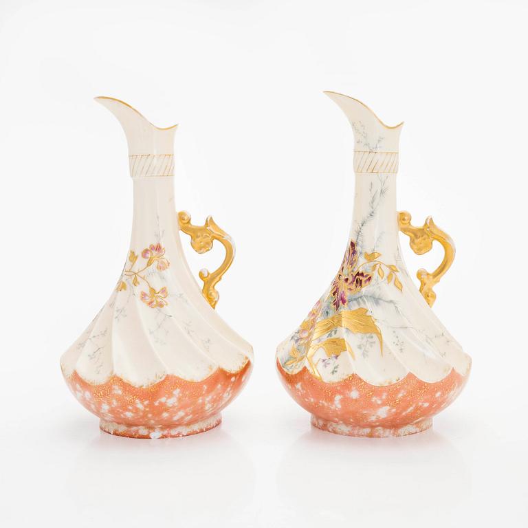 Kannor, ett par, Satsuma, samt urna, Imari, porslin, Japan, 1900-talets början,.