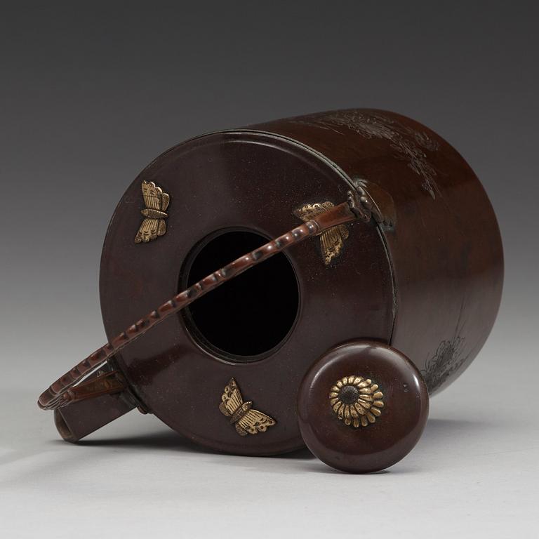 A Japanese copper alloy tea pot with cover, late Edo period (1603-1868).