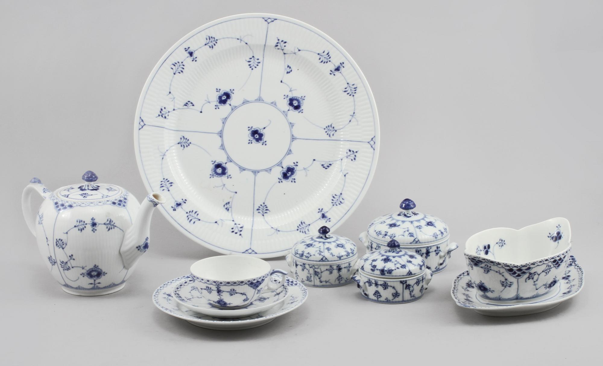 TESERVIS, 31 delar, porslin, "Musselmalet", Royal Copenhagen, 1900-talets andra hälft.