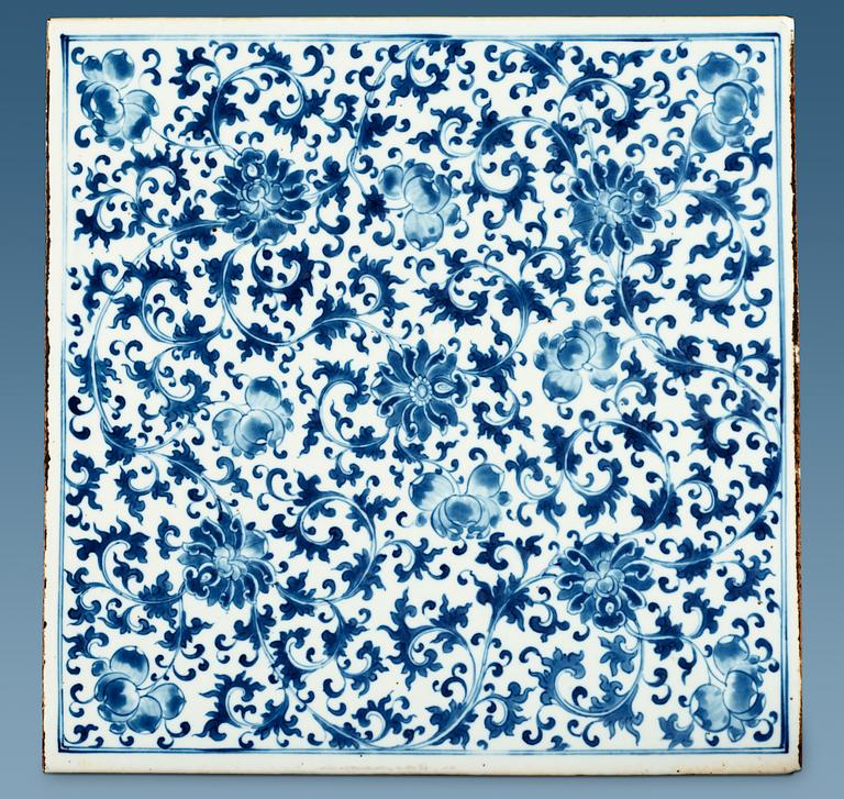 PLATTA/FLIS, porslin. Qing dynastin, 1700-tal.