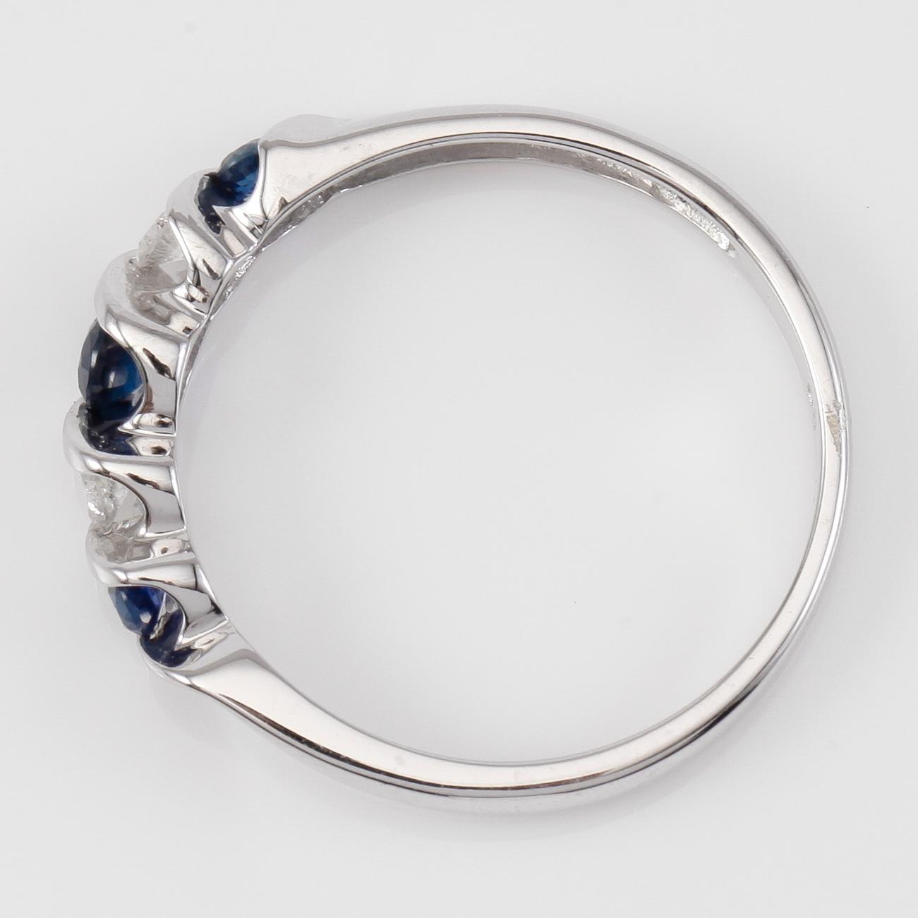 RING, 10K vitguld safirer och mindre diamanter.