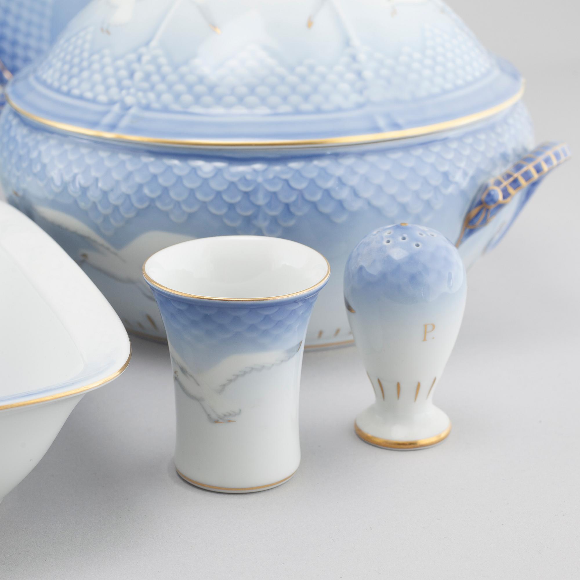 138 pieces of dinnerware "Blå Måsen" by Bing & Gröndahl, Denmark.
