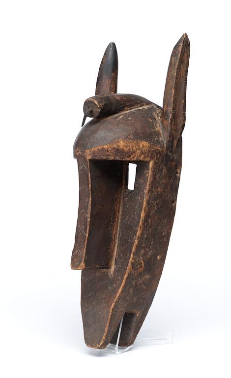 DANSMASK. Trä. Bambara-stammen. Mali (Franska Sudan) omkring 1940-1950. Höjd 44,5 cm.