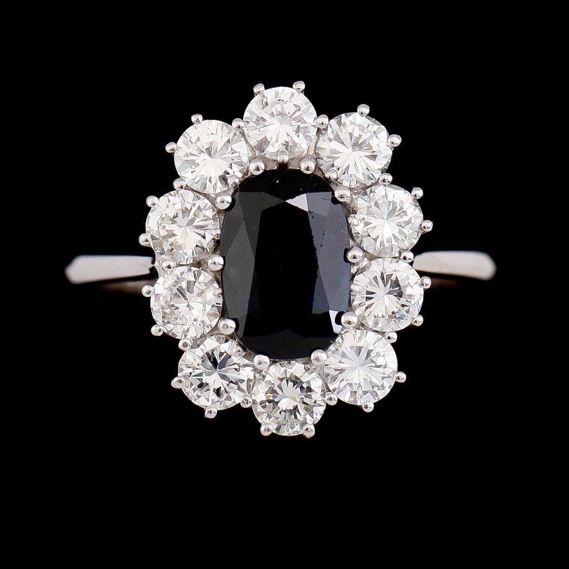 RING, 18K vitguld, safir, briljantslipade diamanter tot ca 1.36 ct. Vikt ca 5 g.