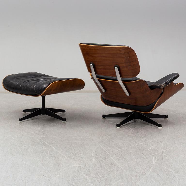 CHARLES & RAY EAMES, fåtölj och fotpall "Lounge chair", Herman Miller, USA.