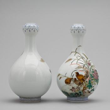 VASER, ett par, porslin, Kina troligen 1900-tal.