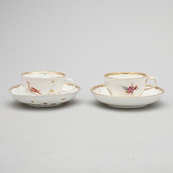 KAFFEKOPP MED FAT, 2 st. Porslin, Meissen samt Meissenliknande märke. Omkring år 1900.