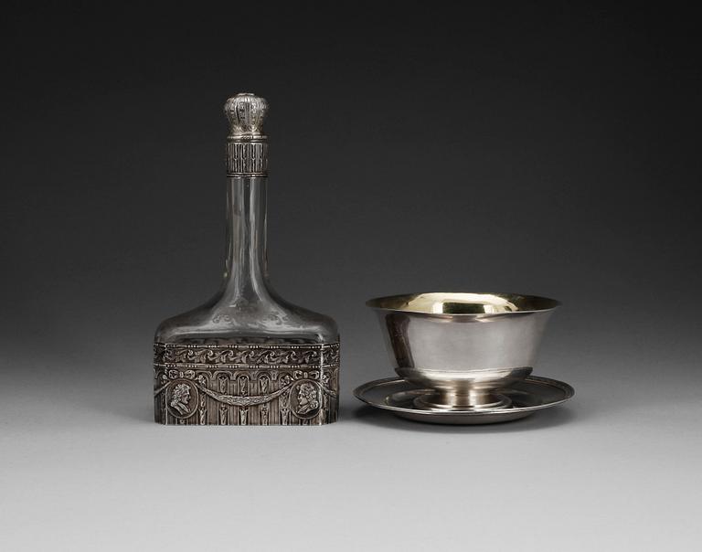 SÅSSKÅL samt FLASKA, silver.  Johan Henrik Leffler, Falun, 1833. samt C G Hallberg, Stockholm, 1919.