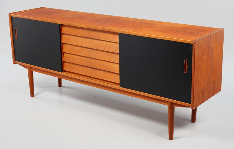 SIDEBOARD, "Trio", Nils Jonsson, Troeds, 1900-talets andra hälft.