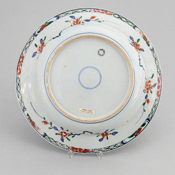 A Chinese blue and white famille verte porcelain dish, Qing dynasty, Kangxi (1622-1722).