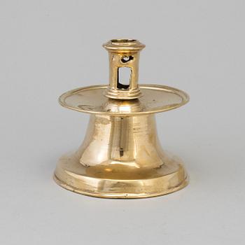 A 16TH CENTURY BRONZE CANDLESTICK.