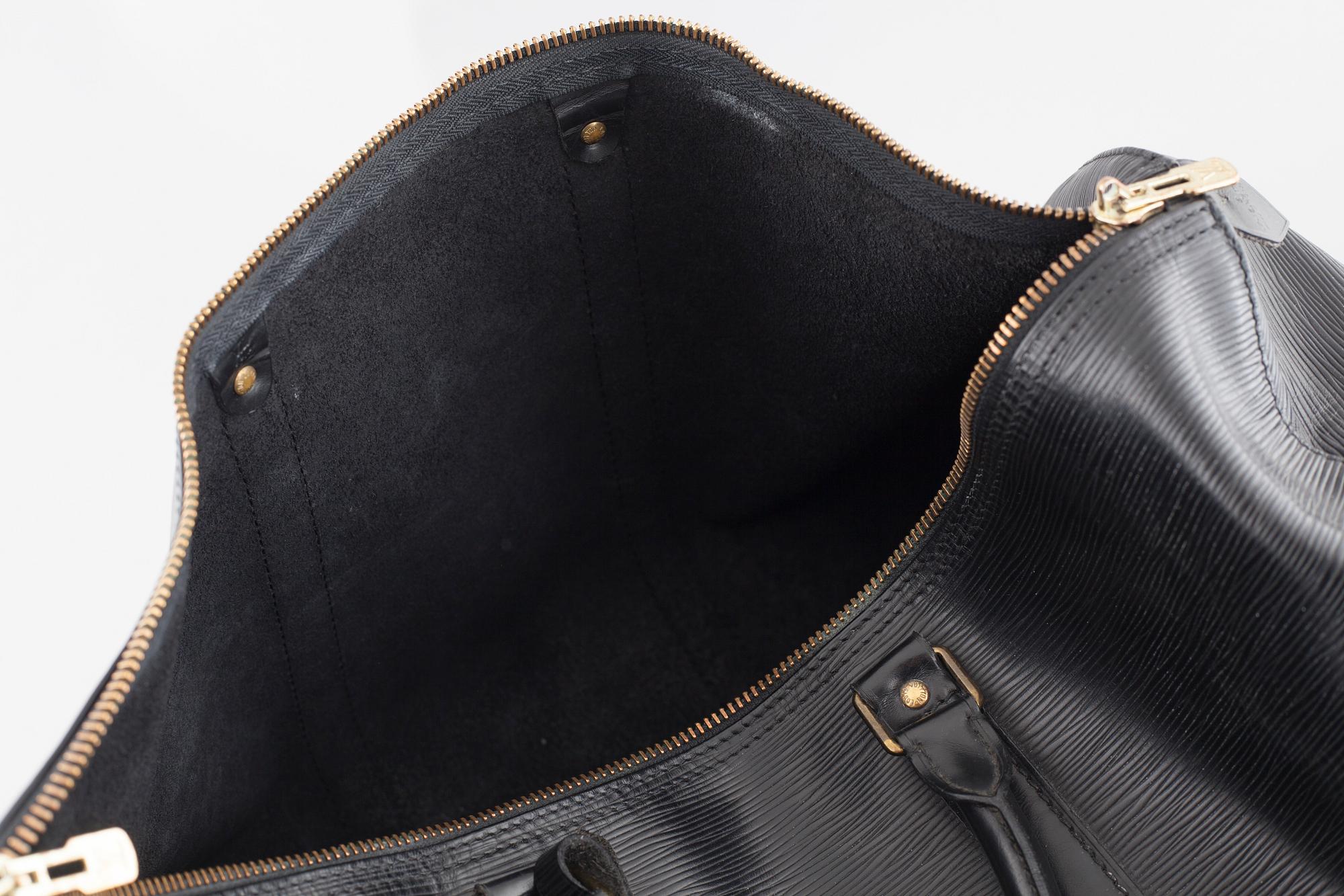 A weekend bag from Louis Vuitton, model "Keepall 50 Epi".