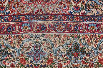 An antique Kirman Laver, ca 480 x 330 cm.