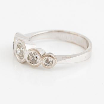 Ring 18K vitguld med fem gammalslipade diamanter.
