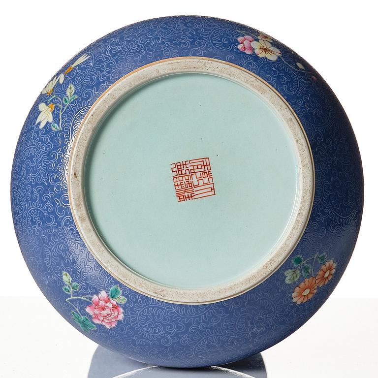 Vas, porslin. Qingdynastin, 1800-tal med Qianlongs märke.