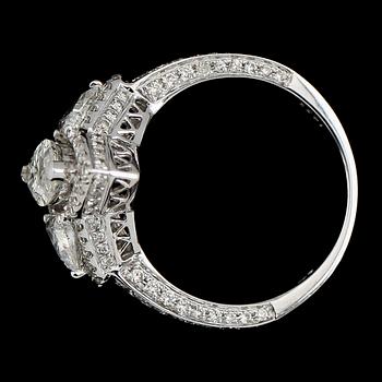 RING, 18K vitguld, diamanter tot ca 2.09 ct.