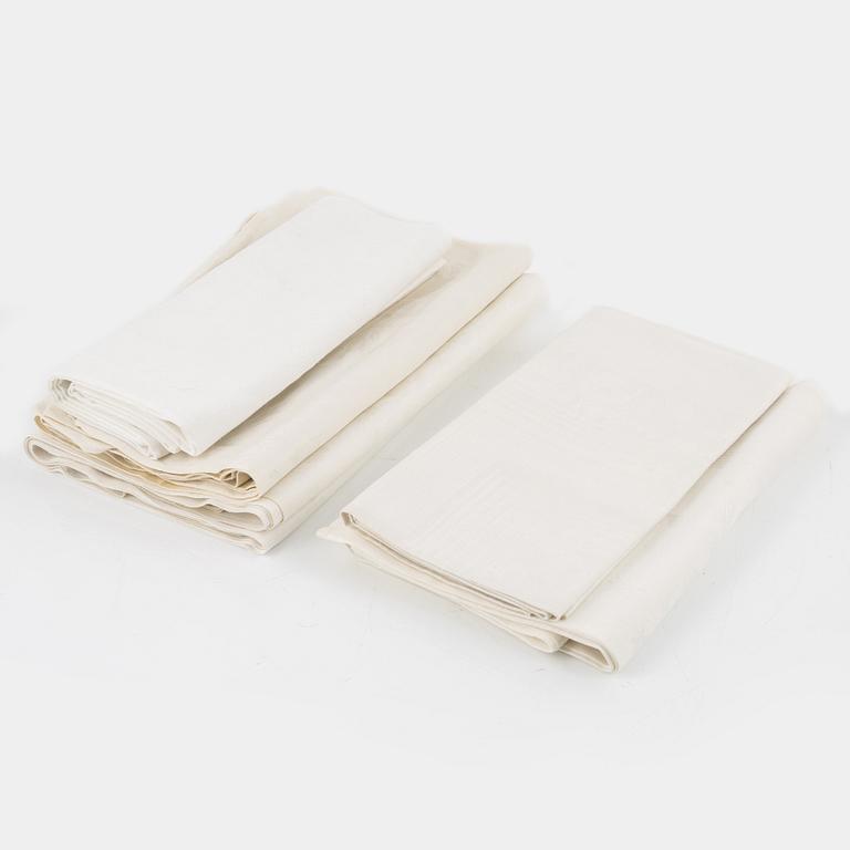 Five tablecloths, partly linen.