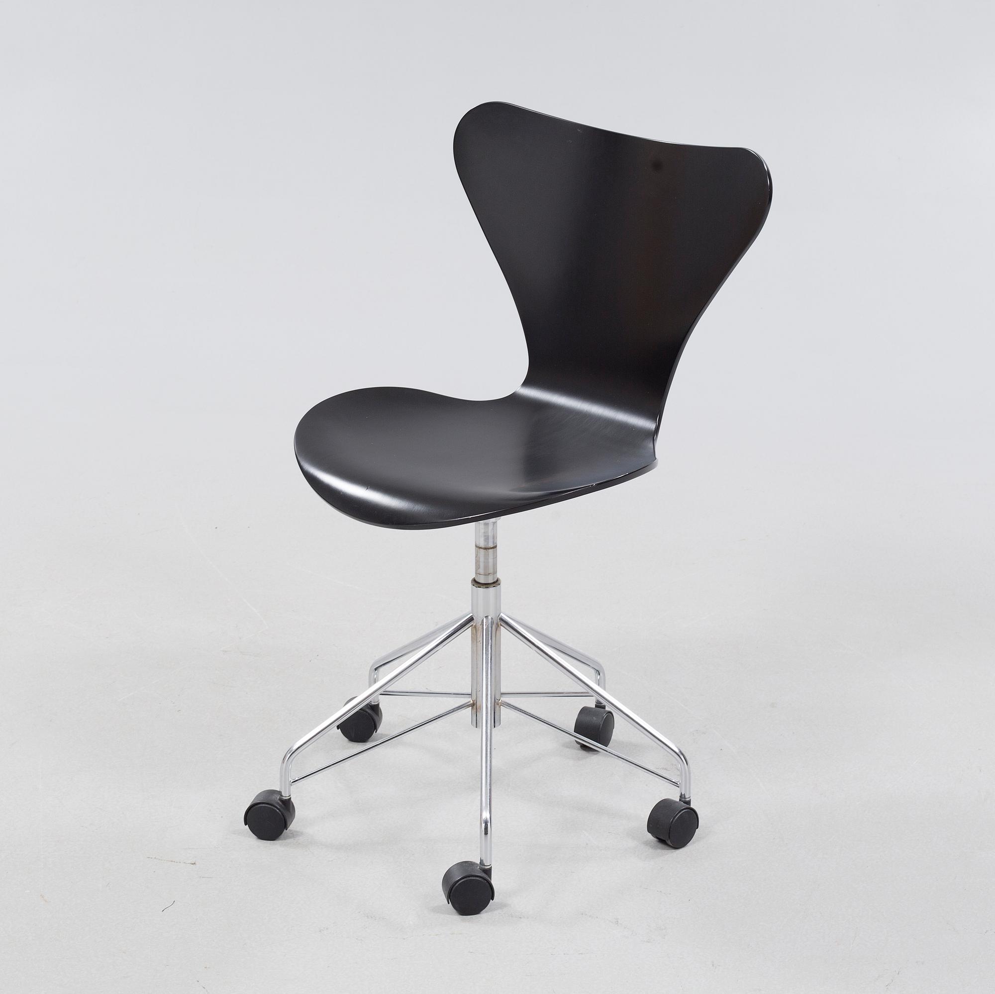 A desk chair by Arne Jacobsen for Fritz Hansen, model "Sjuan", 1992.