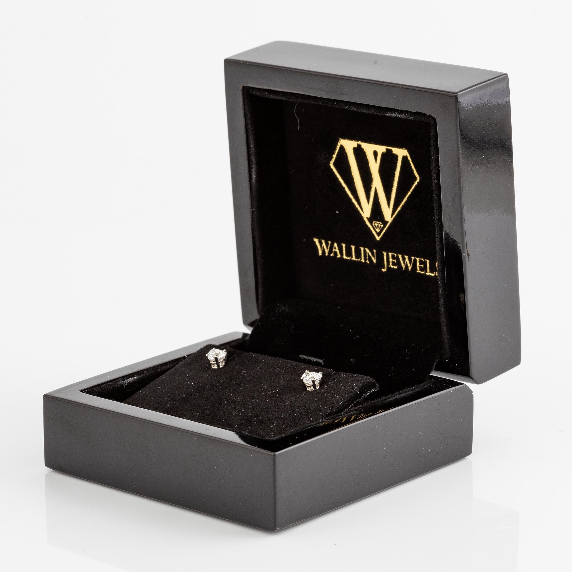 Örhängen, 18K vitguld med hjärtslipade diamanter totalt 0.60 ct. Medföljande GIA dossier.