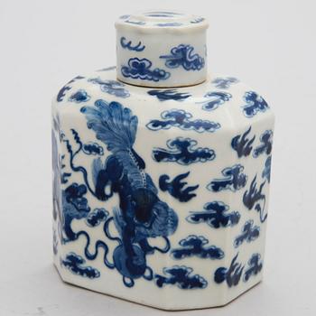 A Chinese porcelain tea caddy, 18/19th Century.