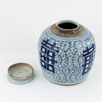 A blue and white lidded jar, China, late Qing dynasty, 19th century.