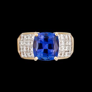 1074. RING, tanzanit ca 3.84 ct samt prinsesslipade diamanter tot. ca 2.56 ct.