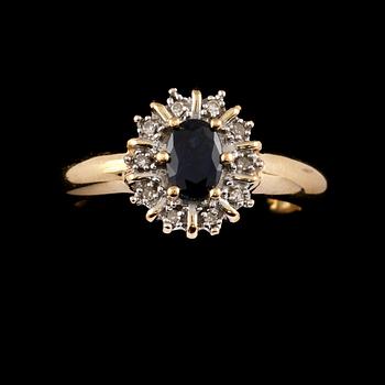 RING, 18k guld med fasettslipad blå safir och åttkantslipade diamanter, totalt 0.05 ct. Vikt 4 g.