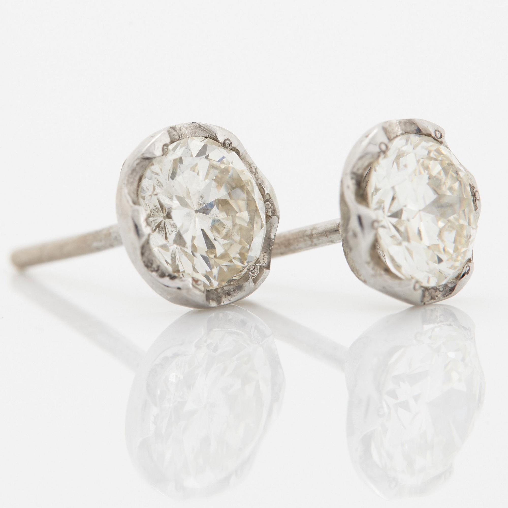 Ett par örhängen 18K vitguld med runda briljantslipade diamanter.