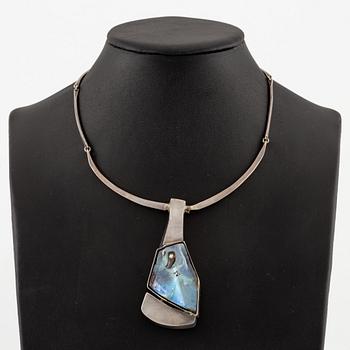 Kristian Nilsson, for Lantz, necklace of silver with opal and brilliant-cut diamond, Stockholm 1975.