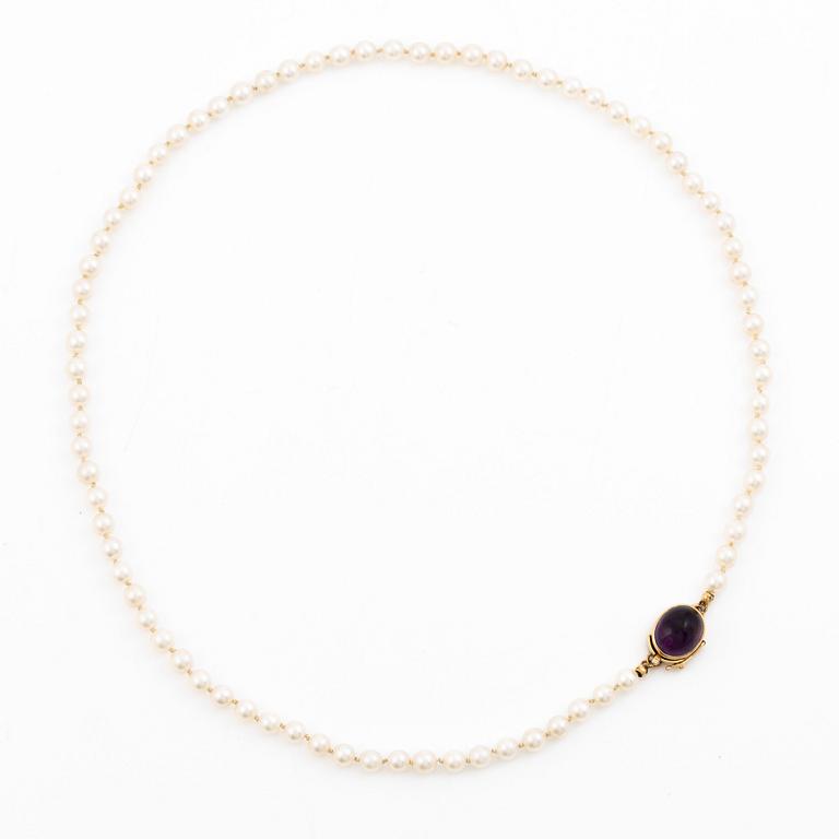 Collier odlade pärlor lås 18K guld med en cabochonslipad ametist.