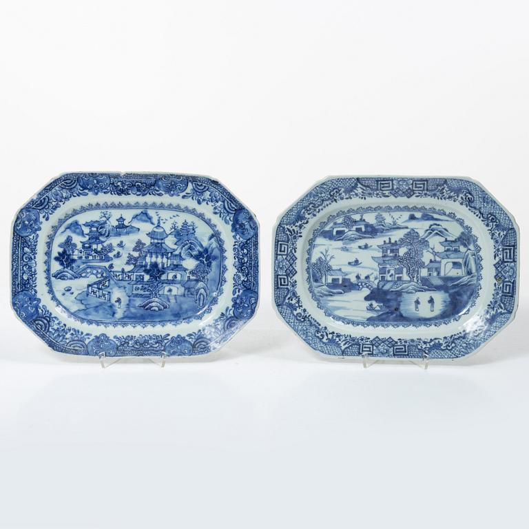 A group of five Chinese blue and white porcelain serving dishes, Qing dynasty, 18th century and around 1800.