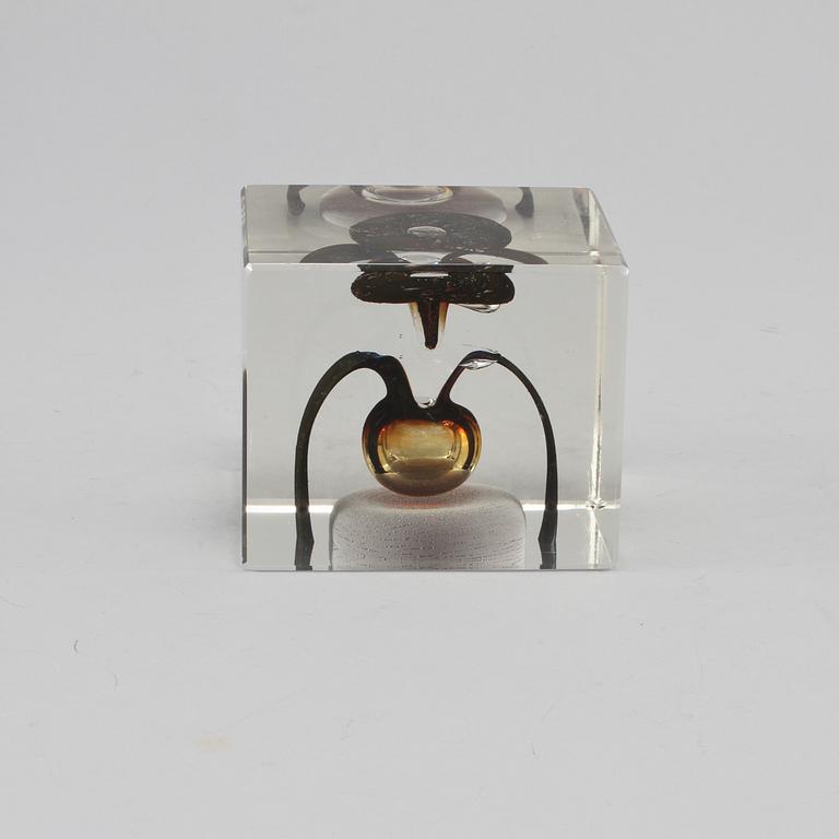 ÅRSKUB, glas, Oiva Toikka, Nuutajärvi, signerad, numrerad 600/2000 och daterad 1977.