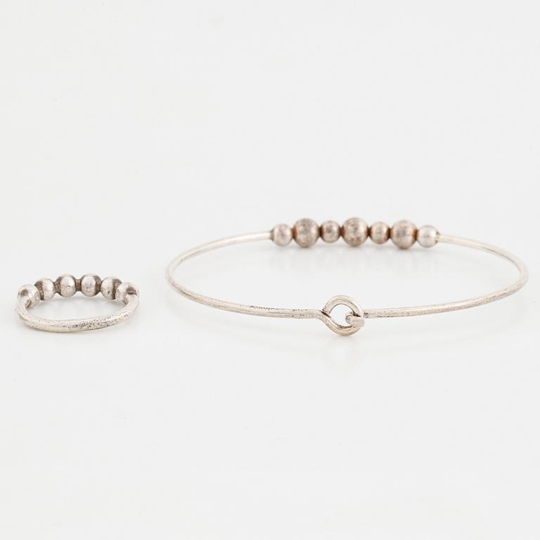 A silver bracelet and ring Stigbert.
