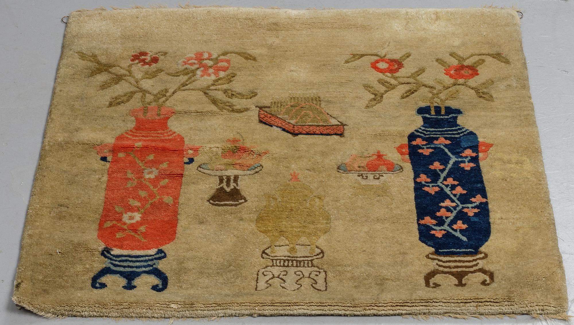 Matto, semi-antique China, ca 84 x 85 cm.