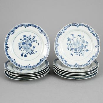 TALLRIKAR, 12 st, porslin, Qianlong, Kina 1700-tal.