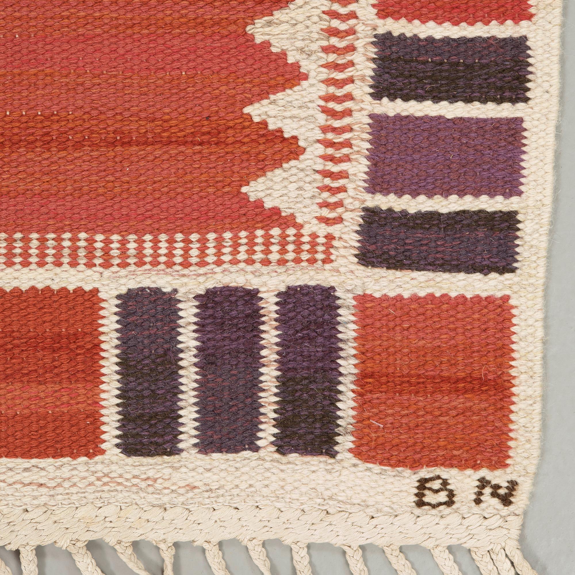 Barbro Nilsson, MATTA. "Salerno kallröd med enkel bård". Rölakan. 315,5 x 217,5 cm. Signerad AB MMF BN.