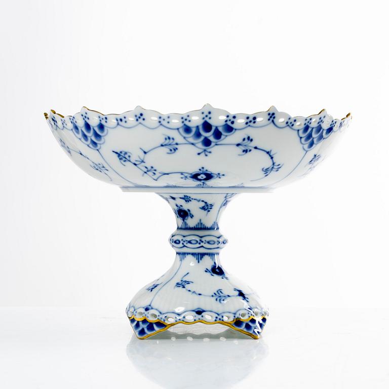 Royal Copenhagen, fat på fot, modell 1020, "Musselmalet Helblonde", Danmark.