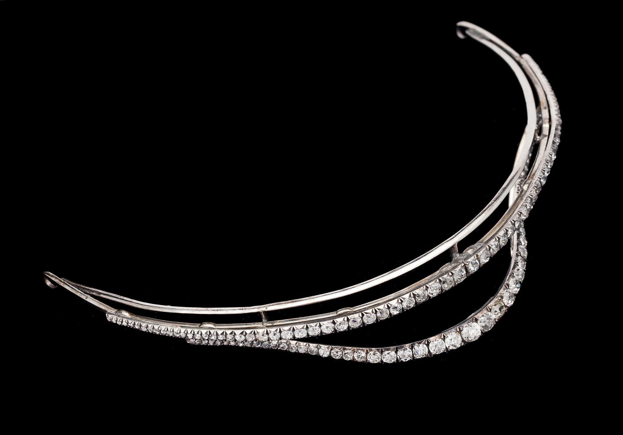 DIADEM, antikslipade diamanter, tot. ca 8-10 ct, i två rader. 1800-talets mitt.