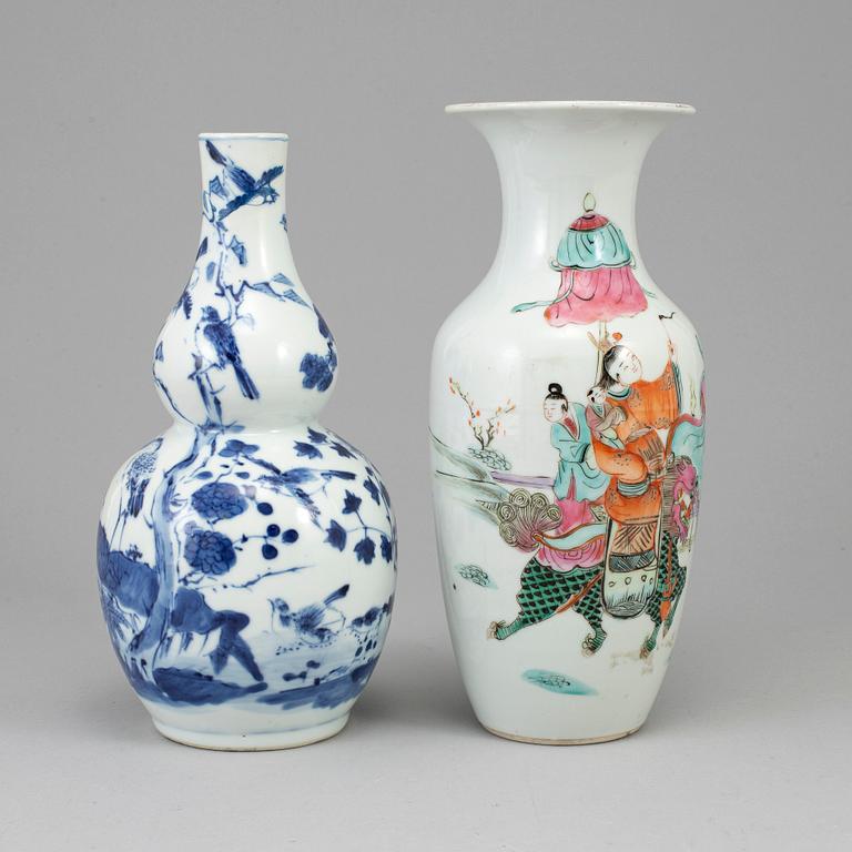 Two porcelain vases, Qing dynasty, 19th century.