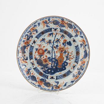 A porcelain Imari dish, China, Qing dynasty, first half of the 18th century.